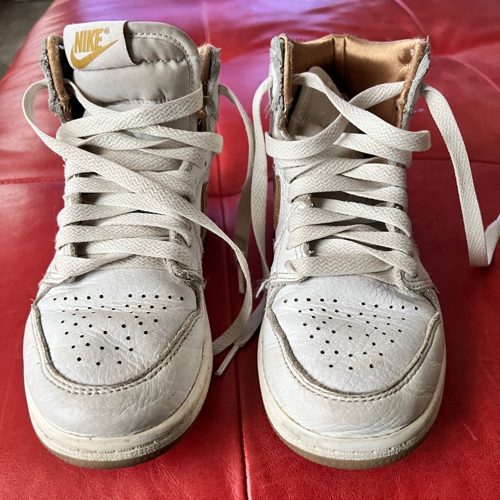 Nike Jordan 1 Retro OG High-Top Sneakers in White and
Metallic Gold (PS) size 1Y
